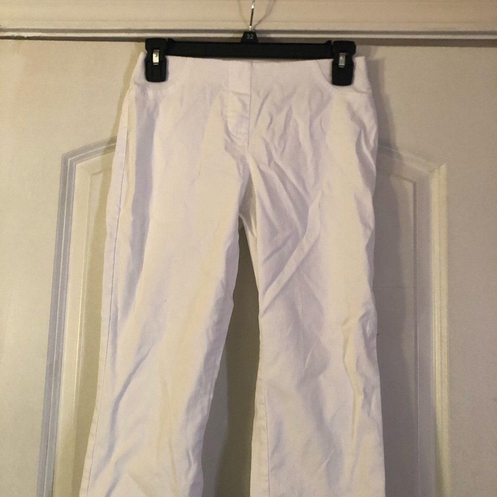 Style & Co. Women's White Capri Pants. Size PP. Waist=26in., Inseam=15.5in.